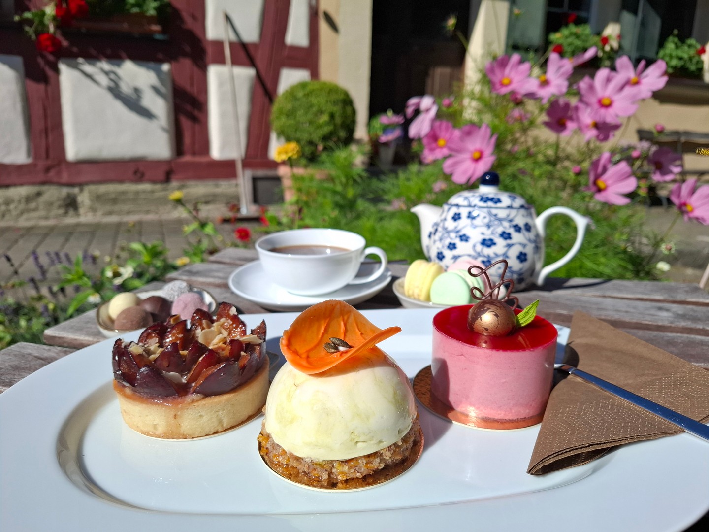 Morgen, 20.9. ist zum sommerlichen Wetter Törtchensamstag! Nutzt das schöne Wetter zum Seele baumeln lassen und zum Törtchen genießen! 🌞
Es wird folgende Törtchen und Tartes geben:
- Passionsfruchtmousse mit Karamellcremeux
- Vanillesahne mit Espresso-Schokokern
- Apfeltarte
Wir freuen uns wie immer über Vorbestellungen.
Zusätzlich können wir euch bei Vorbestellungen garantieren, dass ihr eure Lieblingsauswahl noch bekommt!
Wir haben von 9-18 Uhr durchgehend in Hochbach geöffent.
Unser Laden in Rothenburg hat von 13 - 18 Uhr mit Törtchen geöffnet.
(Das Bild ist von einem anderen Törtchensamstag)
#sommer #sonne #sonnetanken☀️ #regional #burgbernheim #rothenburgobdertauber🇩🇪 #handmade #konditor #patisserie #chocolaterie #törtchen #passionsfrucht #karamell #äpfel #tarte #espresso #bayrischcreme