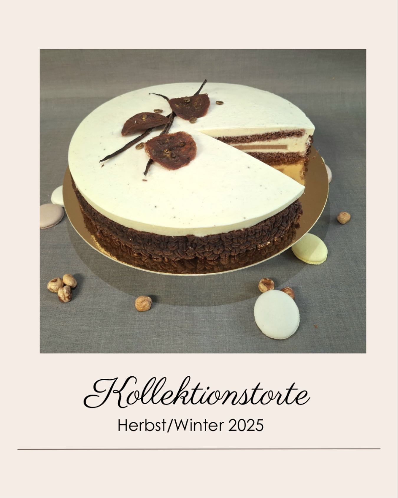 Darf ich vorstellen? -Vanillesahnetorte mit Espressocremeux!
Ab sofort bei uns verfügbar und Teil der neuen Herbst-/Winterkollektion.
Gerne beschriften wir sie individuell, für z.B. einen Geburtstag.
Es gibt sie als Groß- sowie Kleintorte.
Wir freuen uns auf Eure Bestellungen und Feedback.
#herbst #winter #konditorei #torte #pâtisserie #burgbernheim #rothenburgodtauber #regional #handmade