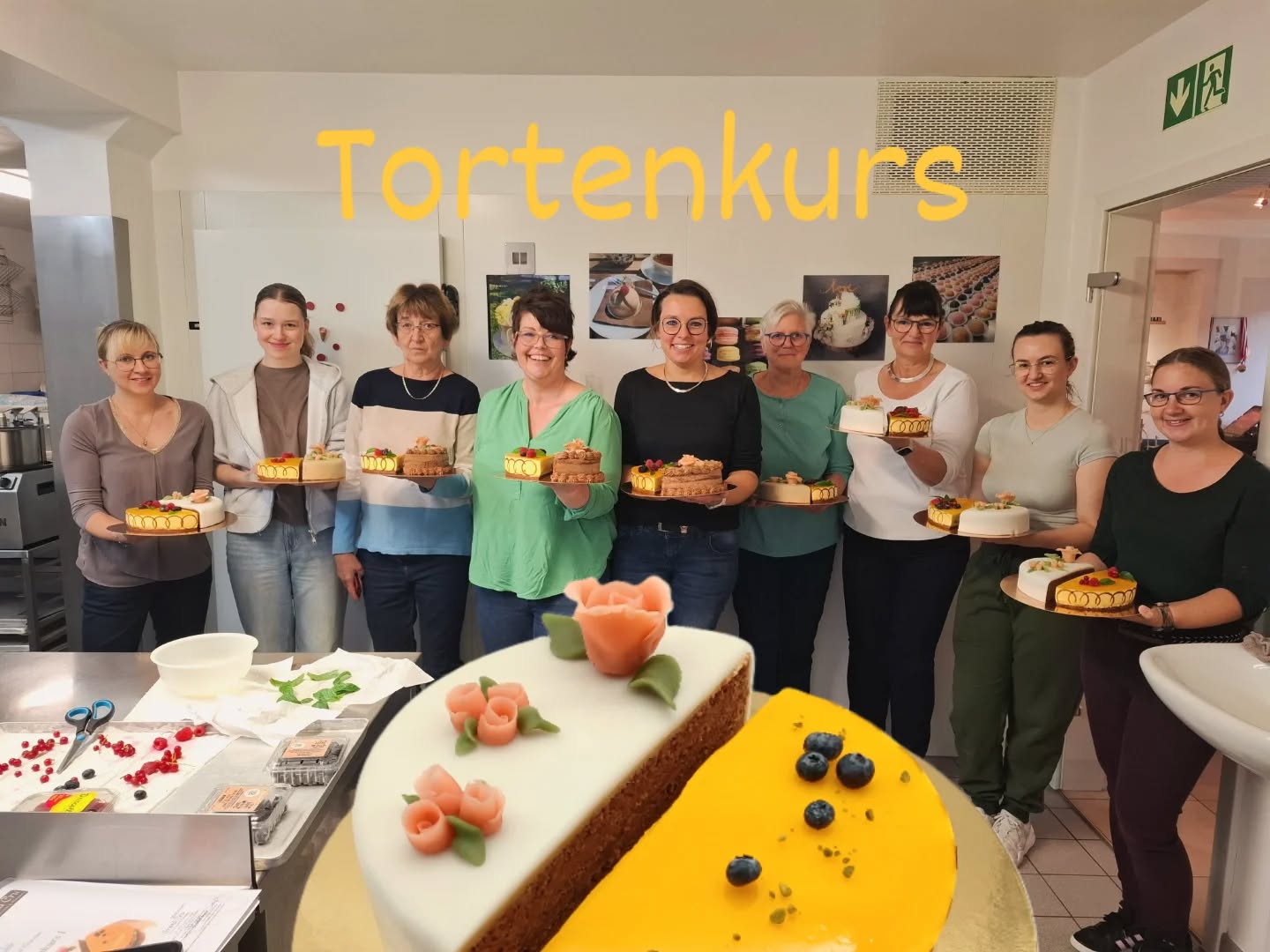 Gestern hatte ich einen total netten und schönen Tortenkurs.
Am Ende des Nachmittags gingen alle mit ihren Torten, einer Urkunde und dem Rezeptheft nach Hause.
Viel Spaß beim Nachbacken!
Vielen Dank für die Teilnahme!