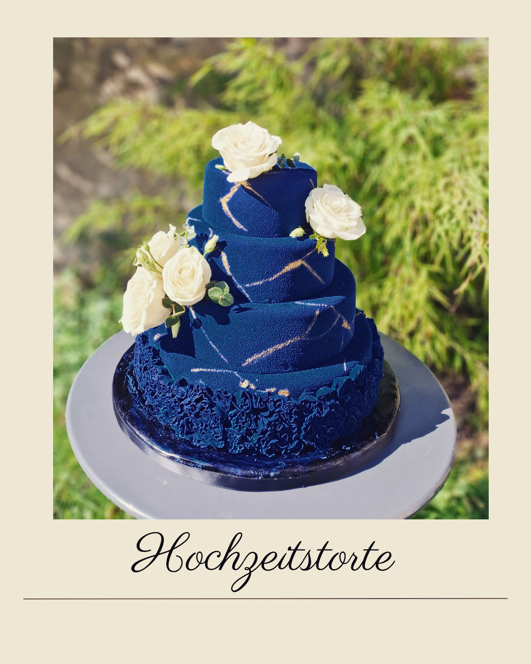 Royale Hochzeitstore in blau! Velvet abgesprüht mit blauer Kakaobutter, Zuckerrüschen, goldenen Akzenten und echten Blumen.
Vielen Dank für den schönen Auftrag! Alles Gute an das Brautpaar!
@schloss_walkershofen
#hochzeitstorte #velvetcake #weddingcakes #handmadewithlove❤️ #regiona #konditorenhandwerk #burgbernheim #rothenburg_ob_der_tauber #yummyyummy