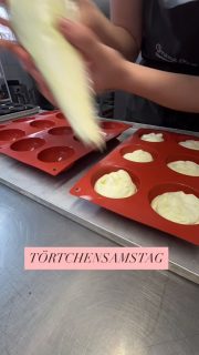 Morgen ist Törtchensamstag!
Mal wieder ein kleiner Einblick in die Produktion. Die Videos sind noch von einem anderen Törtchensamstag.
Der nächste Törtchensamstag ist leider erst wieder Anfang Dezember. Deshalb nutzt das morgen nochmal aus!
#burgbernheim #regional #rothenburgobdertauber #handmadewithlove #konditorenkunst #chocolaterie #schokolade #törtchen