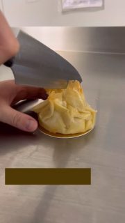 Herstellung der Birnen-Tourtiére
Diese gab es am letzten Törtchensamstag.
#burgbernheim #regional #rothenburgobdertauber #konditorenkunst #handmadewithlove #chocolaterie #schokolade #herbst #birnen #knusprig #lecker #tourtière