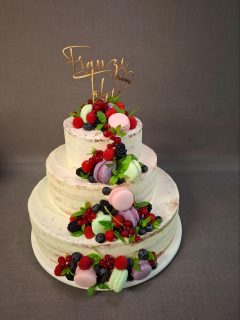 Eine wunderschöne dreistöckige Hochzeitstorte 😍
Seminaked eingestrichen und mit frischen Beeren und Macarons verziert.
Vielen Dank für den schönen Auftrag🥰
#hochzeitstorte #seminaked #beeren #macarons #minze #fruchtig #pattiserie #konditorei #chocolaterie #handmade #handmadewithlove #burgbernheim #rothenburgobdertauber #regional