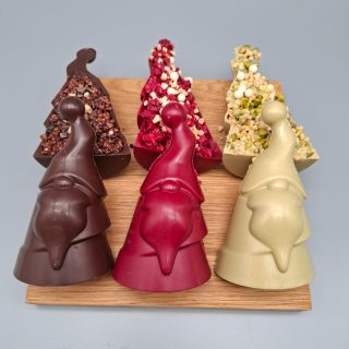 Crunchy Claus & Crunchy Baum sind da! 🎅🏻🎄
Die Männer und Bäume sind gefüllt mit:
-Zartbitter mit Quinoa, Mandeln & Kakaobohne
-Pistazie mit Mandeln und Waffeln
-Himbeere mit Mandeln & Waffeln
Lasst euch verzaubern von dem vielseitigen, knusprigen Geschmack.😋
Perfekt für ein Weihnachtsgeschenk oder Teil eines selbst zusammengestellten Adventskalender!
#weihnachten #weohnachtenstehtvordertür #weihnachtsmann #nikolaus #pelzermärtel #weihnachtsbaum #pistazie #himbeere #crunchy #handmade #handmadewithlove #pattisserie #konditorei #chocolaterie #regional #rothenburgobdertauber #burgbernheim