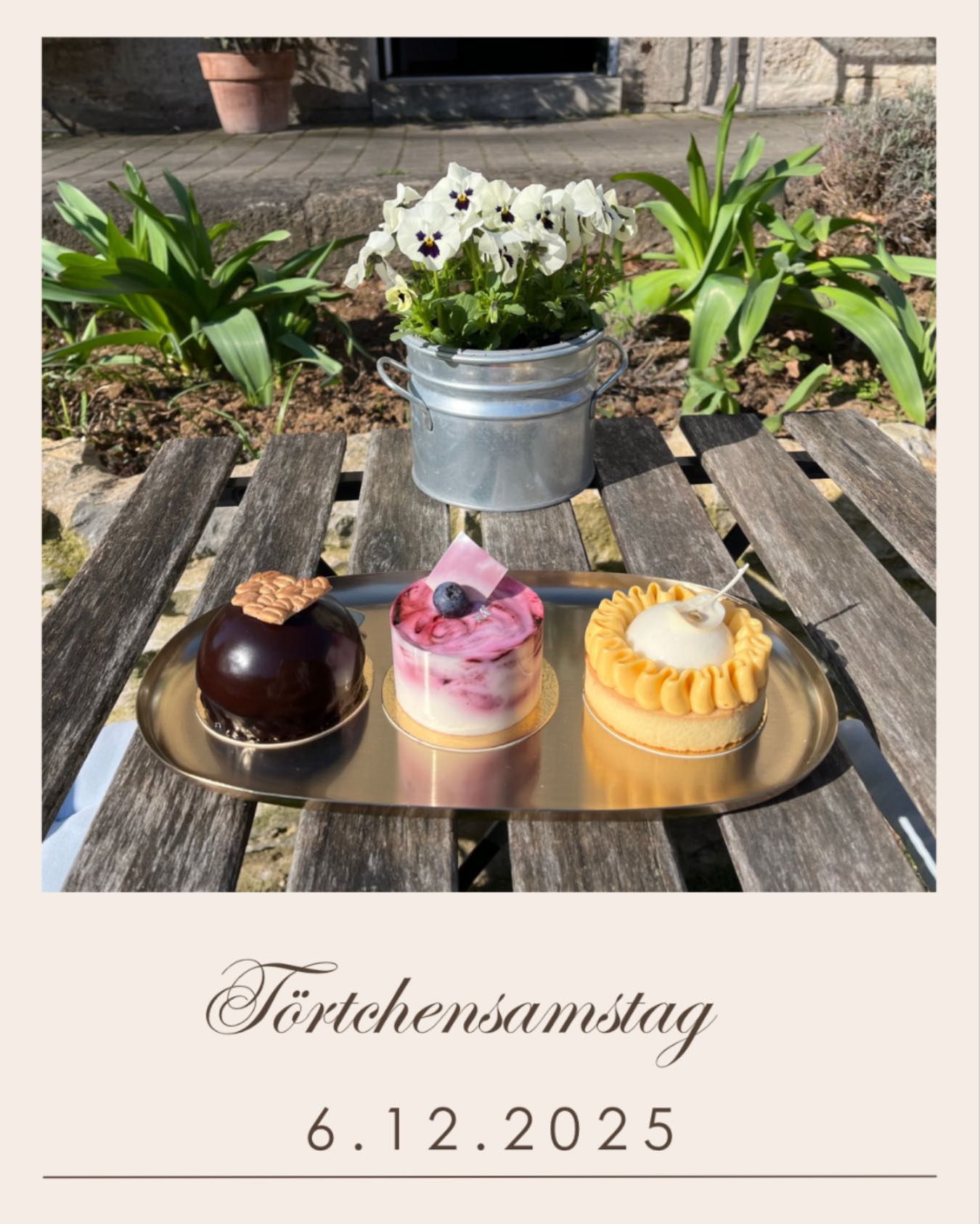Morgen am Nikolaus den 6.12.2025 ist Törtchensamstag! 🎄🎅🏻
Leider ist es der letzte dieses Jahr, also nutzt es nochmal richtig aus. 
Wir freuen uns schon auf Euch🥰

Es gibt:
• Gebackene Schockoladen-Tarte
• Passionsfruchtonsfruchtmouse mit Dulcey  Kern 
•Apfel Karamell Törtchen mit Zimtmouse 

In Hichbach haben wir von 9-18uhr geöffnet.
In Rothenburg haben wir von 13-18uhr geöffnet.