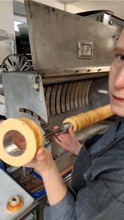 Der Baumkuchen und ich waren lange keine Freunde! Nun sind wir aber Bestfriends! Manchmal dauert es einfach ein bißchen länger....😉

#baumkuchen #meisterprüfung #backen #konditorenhandwerk #handmadewithlove #regional #yummy #rothenburgobdertauber #burgbernheim 
@deutscherkonditorenbund 
@konditoren_bayern