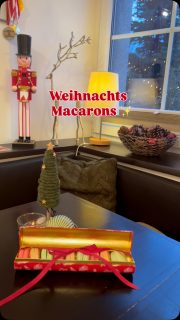 Brauchst du noch ein ✨süßes✨ Last-Minute-Geschenk?
Bei uns gibt’s leckere, weihnachtliche Macarons in einer schönen Geschenkverpackung 🎁 
Geschmäcker sind Spekulatius (wie im Video), Pistazie & Himbeer (🌱). 

#rothenburgobdertauber #burgbernheim #regional #macarons #weihnachtenstehtvordertür