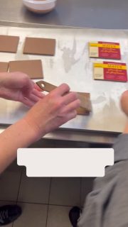 Visitenkarten aus Schokolade & Esspapier. 
Diese durften wir für @brandschutz.mayer herstellen. Vielen Dank für diesen kreativen Auftrag! 

#burgbernheim #regional #rothenburgobdertauber #handmadewithlove #konditorenkunst