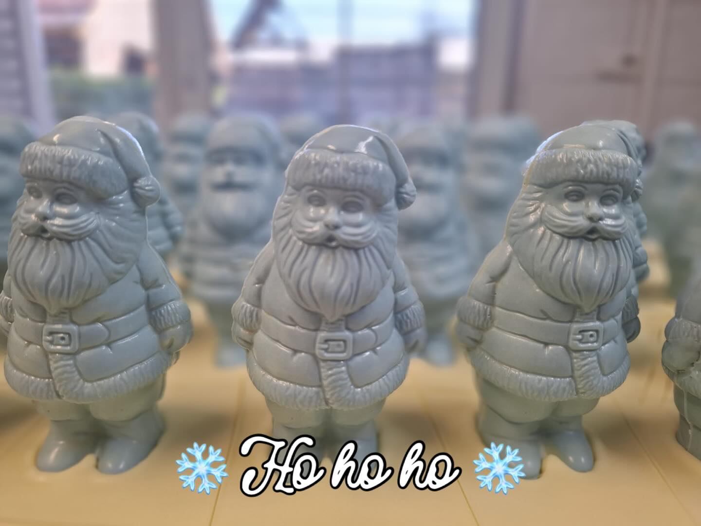 Blaue Weihnachtsmänner❄️🎅
Gerne nehmen wir auch Ihre individuellen und ganz persönlichen Wunschbestellungen entgegen! 

#eis #weihnachten #chocolaterie #handmadewithlove #konditorei