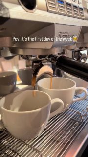 Der erste Tag der Woche:

Pralinen, Macarons, Schokolade, und eben alles was über die letzte Woche leer wurde 😋

#regional #konditorenkunst #handmadewithlove #chocolaterie #pralinen