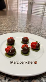 Marienkäfer aus eingefärbtem Marzipan 🐞 

#burgbernheim #regional #rothenburgobdertauber #handmadewithlove #konditorenkunst