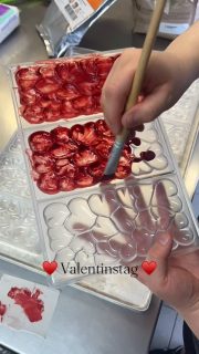 Vollmilch Tafeln in Herzform mit roter Kakaobutter eingefärbt❣️
Ein perfektes Geschenk für Verliebte 🥰

#rothenburgobdertauber #chocolaterie #love #valentinstag #burgbernheim