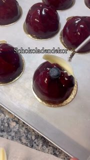 Federn aus weißer Schokolade 🪶 

#burgbernheim #regional #rothenburgobdertauber #handmadewithlove #chocolaterie