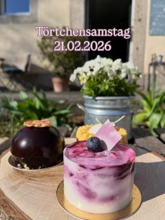 Der Törtchensamstag steht vor der Tür!🍓🫐

Es wird folgende Törtchen geben:
-Erdbeermousse auf Sacherboden mit Erdbeerkompott
-Joghurt-Heidelbeersahne
-Cheescake-Tarte

Damit ihr garantiert eueren Favorit bekommt, freuen wir uns über eine Vorbestellung :)

Wir freue uns auf euch 🥰

(Die Törtchen sind von einem anderen Törtchensamstag)

#coffeetime #törtchensamstag #patisserie #regional #burgbernheim