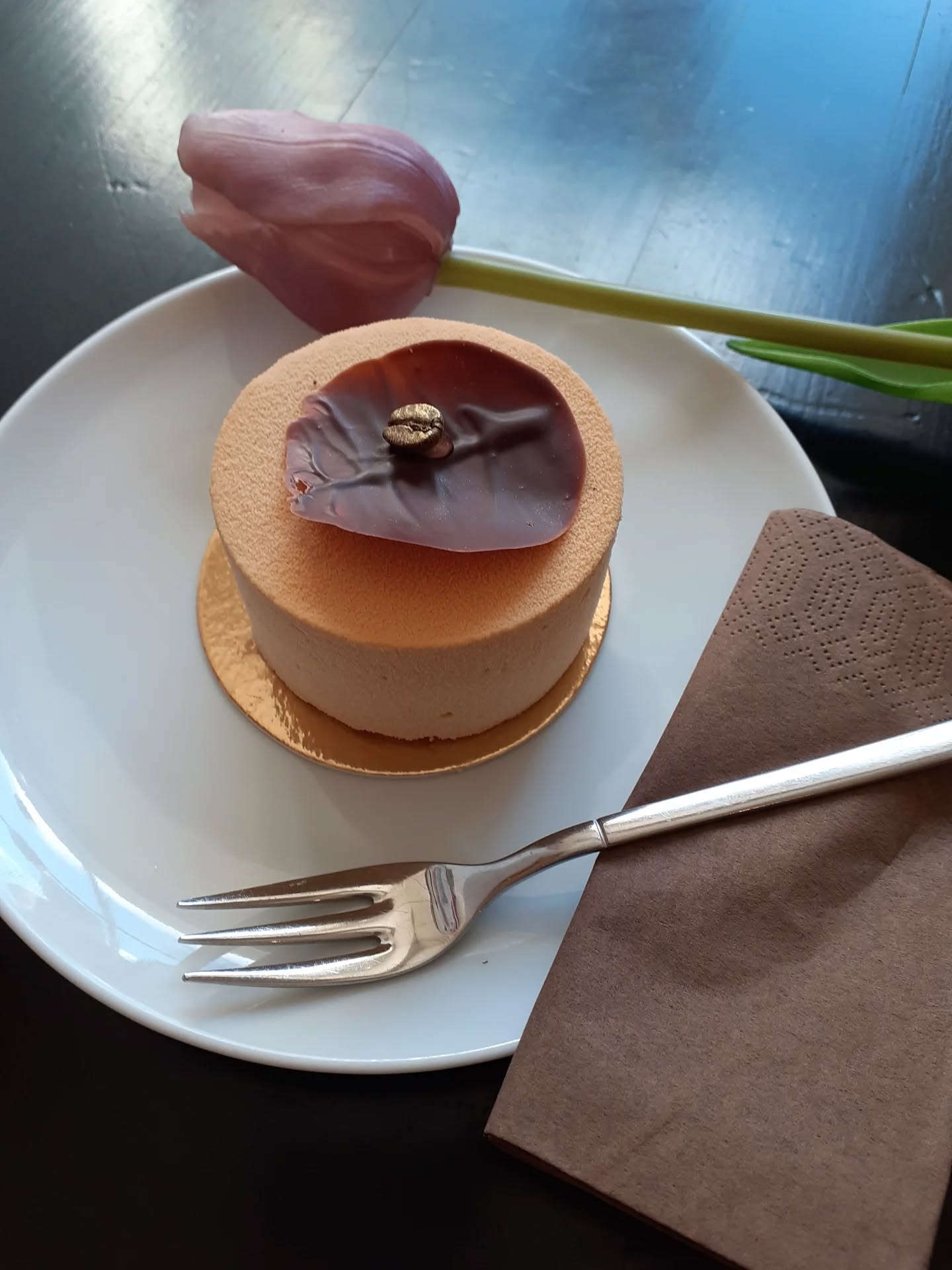 ❤️Törtchensamstag 7.3.26❤️

Der Frühling ist da; die Törtche auch. Genießt das Leben und kommt vorbei!

Wir haben folgendes für euch vorbereitet:

-Himbeemousse auf Mandelboden
-aufgeschlagener Vanille-Passionsfruchtcanache mit Dulcey-Panna Cotta Kern
-Pistazientarte mit Heidelbeeren

Damit ihr euer Lieblingstörtchen bekommt, reservieren wir dies gerne. Ruft einfach morgen an!
In Hochbach sind alle Tische draußen und wir sin von 9-18 Uhr für euch da!
In Rothenburg haben wir mit Törtchen von 13-18 Uhr geöffnet!

Das Bild ist von einem anderen Törtchensamstag.

#törtchen #handmadewithlove #burgbernheim  #rothenburgobdertauber #regional