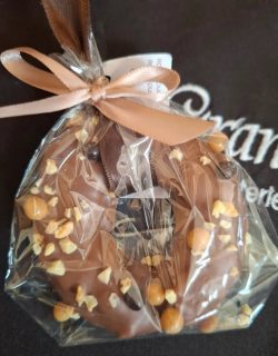 Osterkringel zum Gründonnerstag!
Nougat, Knusperperlen und Krokant

#nougat
#ostern
#schokolade
#handmadewithlove