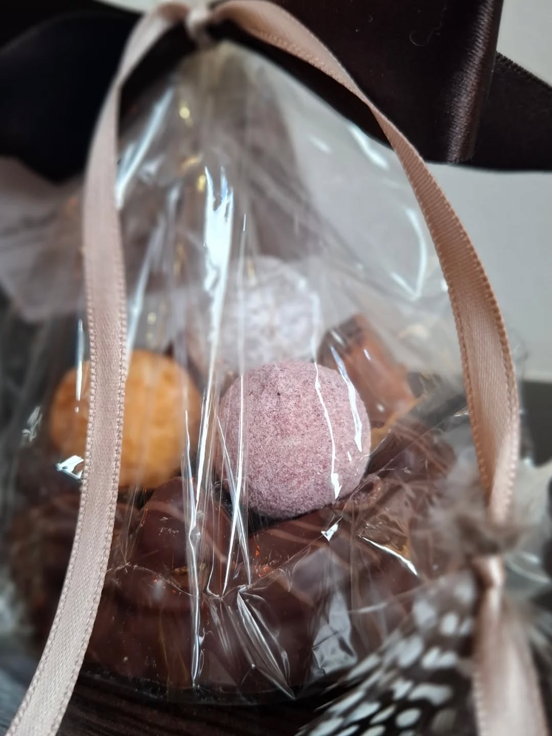 Nougatnest mit hangemachten Pralinen.

#osternest
#osterschokolade 
#handmadewithlove 
#handwerk 
#rothenburgobdertauber