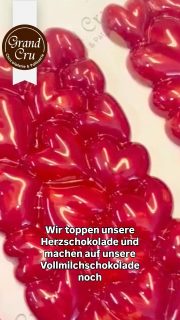 Herschokolade + Himbeer-Crispies!

Hierzu verwenden wir cremige Vollmichschokolade von Valhrona und Himbeercrispies von SoSa, die schön crunchy bleiben! 😋

#yummy #himbeeren #schokolade #handmadewithlove #rothenburgobdertauber 

@valrhona @sosaingredients