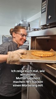 Wie macht ihr ein Erdbeerherz? Wie wir es machen seht ihr hier.

#muttertag #burgbernheim #rothenburgobdertauber #erdbeeren #handmadewithlove
