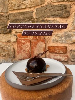 Morgen ist wieder Törtchensamstag!
Es wird geben:
-Mousse au Chocolat mit Cassiskern
-Zitronenmousse auf Pistazienboden
-Cheesecake-Tarte mit Himbeerspiegel
Außerdem gibt es Cake-Pops:
-Matcha mit Erdbeerkern-Pop
-Sacher-Pop
In Hochbach haben wir von 9-18uhr geöffnet.
In Rothenburg von 13-18uhr.
Wir freuen uns über Euer Kommen und Vorbestellungen ☺️
#törtchen #patisserie #handmade #rothenburgobdertauber #regional